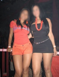 Pareja de jovencitas independientes