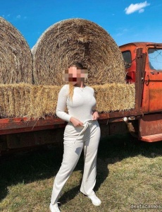 Elegante y encantadora señorita en studen