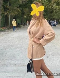 Rubia simpática divertida independiente.