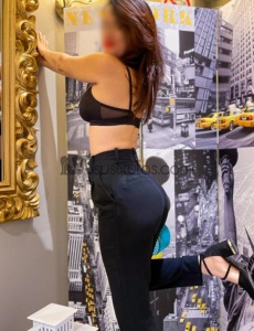 Me llamo valeria, una colombiana blanquita de piel con unas curvas muy sinuosas