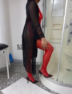 Soy una chica morena, simpática, cariñosa y juguetona