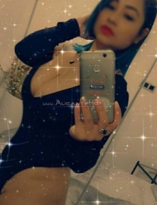 Valeria atenta y divertida