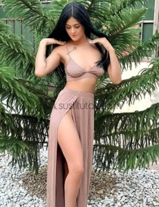 Hola soy emily, latina de 22 años, me gusta vivir intensamente la vida y conocer gente con buen rollo