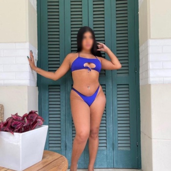 Adriana morena en el centro, Calpe