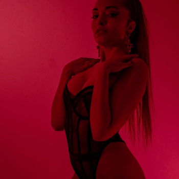Lara, masajista elegante y delicada, Alicante