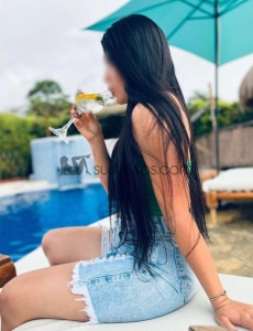 Valeria, soy una colombiana morena, mi cuerpo es delgado de hacer gimnasia, mi rostro angelical y sonrisa deslumbrante