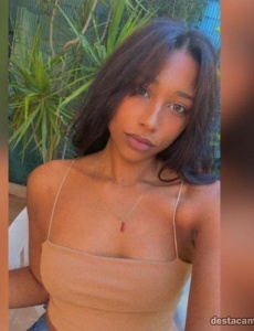 Claudia morena y exótica