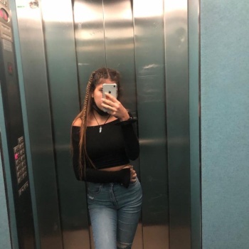 Chica en apuros económicos, Elche