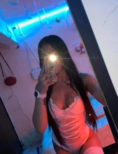Colombiana solita en casa