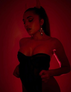Lara, masajista elegante y delicada
