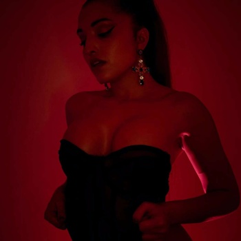 Lara, masajista elegante y delicada, Alicante