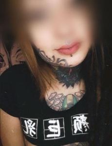 Masajista amateur tatuada - muy bonita para tu relajaciÓn