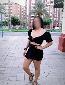 Angie muñequita no profesional en el centro