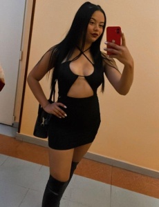 Hermosa latina con un grande caramelo para ti soy belleza real