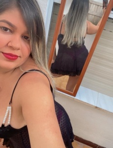 Alicia brasileña golosa de ricas curvas