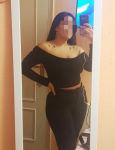 Guapa divertida disponible fotos reales