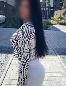 Aitana jovencita morena de 21 aÑos mitas espaÑol mitad latina