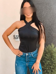 Hola soy marta, joven morena de 25 años super guapa, simpática y soy muy cariñosa