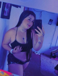 Chica latina recién llegada súper jovencita