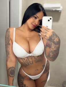 Latina bella tatuada y exuberante