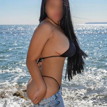 Pelinegra de piel canela, jovencita y dulce como la miel., Benidorm