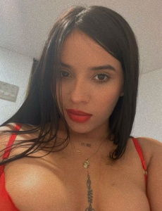 Salomé hermosa morena colombiana
