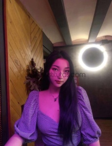 ¡soy una chica coreana! ¡vine de vacaciones! ¡estoy muy entusiasmada! Espero ser amistosa con usted
