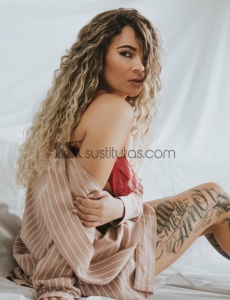 Hola soy marcela, española canaria, soy rubia de piel blanca y me encantan los tatuajes