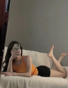 Hermosa joven morena asiática en un momento agradable todo está bien