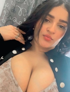 Aleja, acompañante latina
