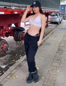Hola cariño soy teresa, colombiana de 18 años, soy una chica blanca, delgada y de estatura pequeña, soy muy extrovertida