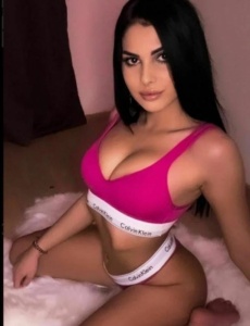 Buenas mis amores soy erika nueva chica morena en benidorm
