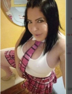 Mujer cordial de manos de seda