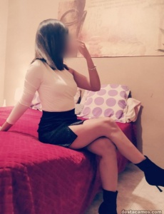 HOLA SOY CLAUDIA JOVEN DELGADA DE 24 AÑOS