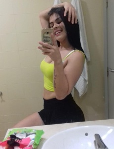 Latina foto real extrovertida alegre flaca