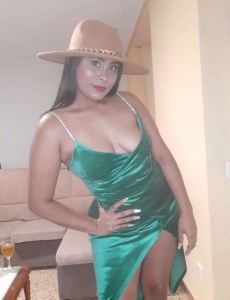 Nueva, sara, morena colombiana juguetona