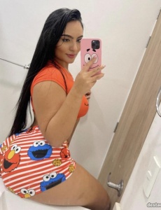 Luna preciosa morena con un cuerpo encantador