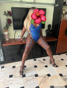 Latina guapa y particular