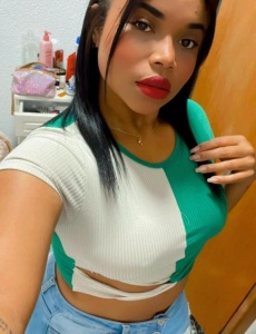 Joven colombiana de 24 años, en puerto denia