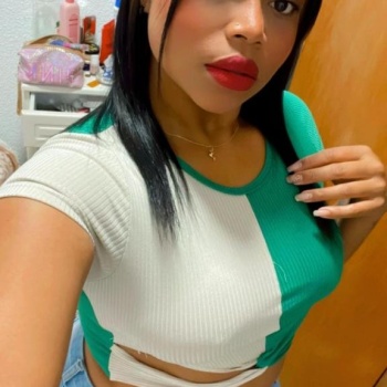Joven colombiana de 24 años, en puerto denia, Alicante