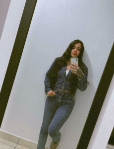 Alejandra, morena tatuada
