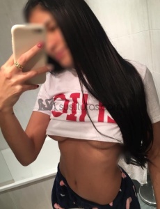 Soy una chica extrovertida a la que le gusta conocer gente nueva y pasarlo bien