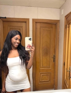 Joven embarazada masajista,naomi