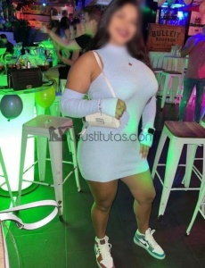 Me llamo daniela, soy morena, cabello largo y sobre todo súper simpática