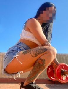 Joven masajista amateur, dedicada y servicial