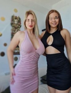 Rubia y morena, divertidas