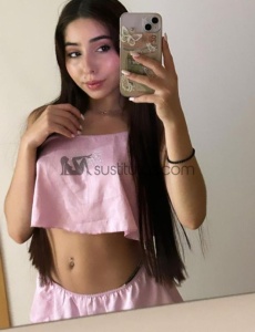 Soy tiffany, completamente nueva en el glamuroso mundo de las acompañantes