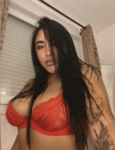 Hola cariño, soy una scort de 22 años