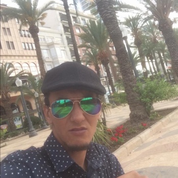 29 ung men here, Alicante
