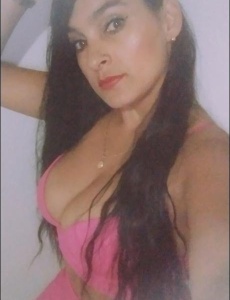 Alexa chica real y encantadora dispuesta hacer tus...... Realidad